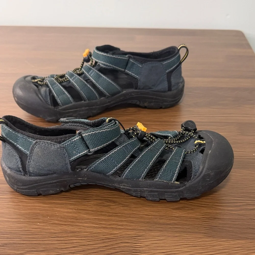 Keen Women's Black and Teal Green Sandals‎ Sz 6